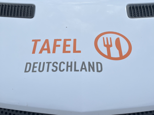 Logo der Tafel e.V. auf weißem Sprinter