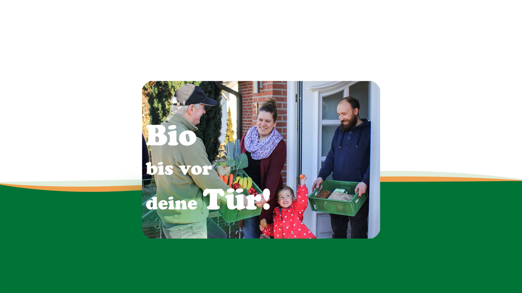 KI generiert: Das Bild zeigt einen Mann, der einer Familie an der Haustür eine Kiste mit Bio-Lebensmitteln überreicht. Daneben steht der Text „Bio bis vor die Tür!“.