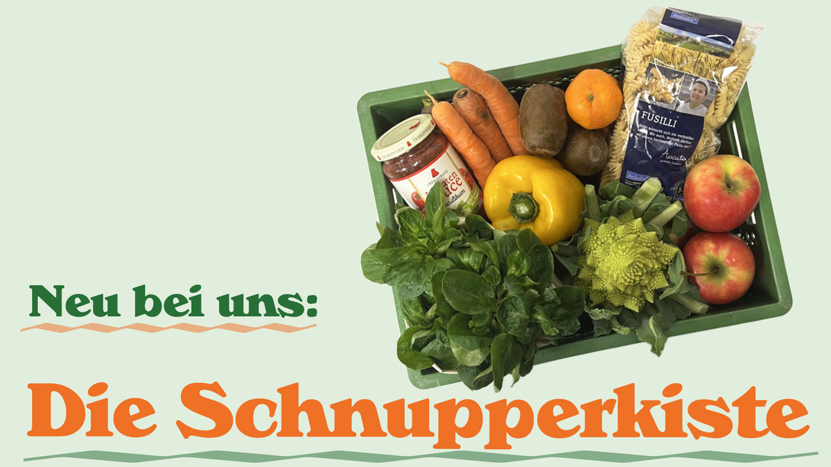 Bio-Schnupperkiste mit frischem Obst, Gemüse und Pasta aus biologischem Anbau. Text: "Neu bei uns: Die Schnupperkiste".