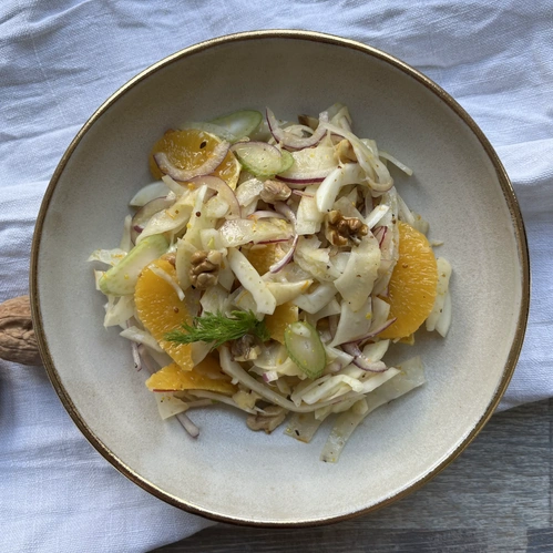 Fenchel-Orangen-Salat auf Keramikteller