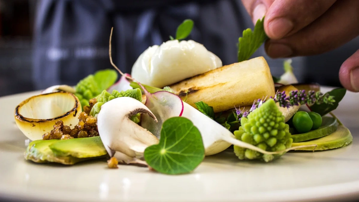 Ein Kunstvoll gestalteter Teller mit leckerem Essen