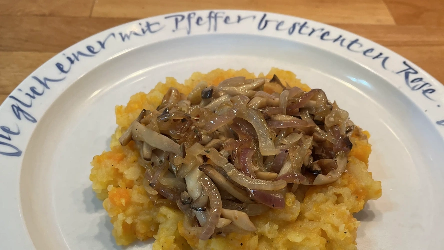 Angebratene Pilze und Zwiebeln auf Steckrübenpüree