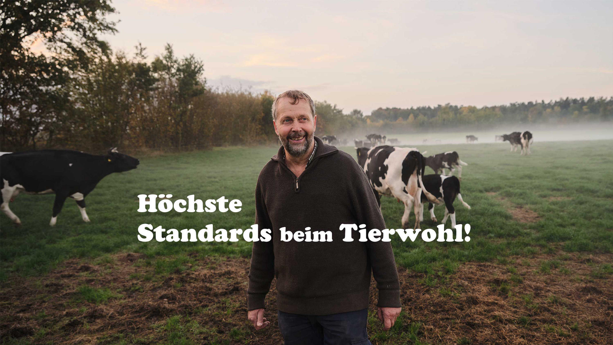 KI generiert: Das Bild zeigt einen lächelnden Mann auf einer Weide mit Kühen und dem Text "Höchste Standards beim Tierwohl!". Der Fokus liegt auf dem Thema Tierschutz und Landwirtschaft.