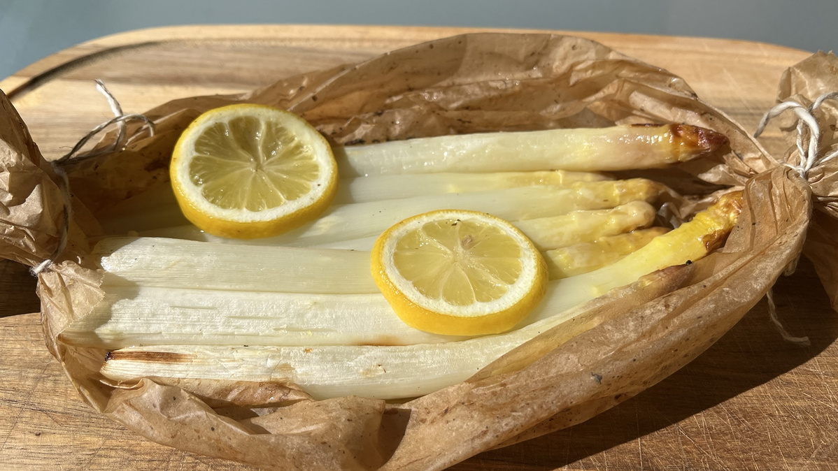 Weißer Spargel in Backpapier gegart
