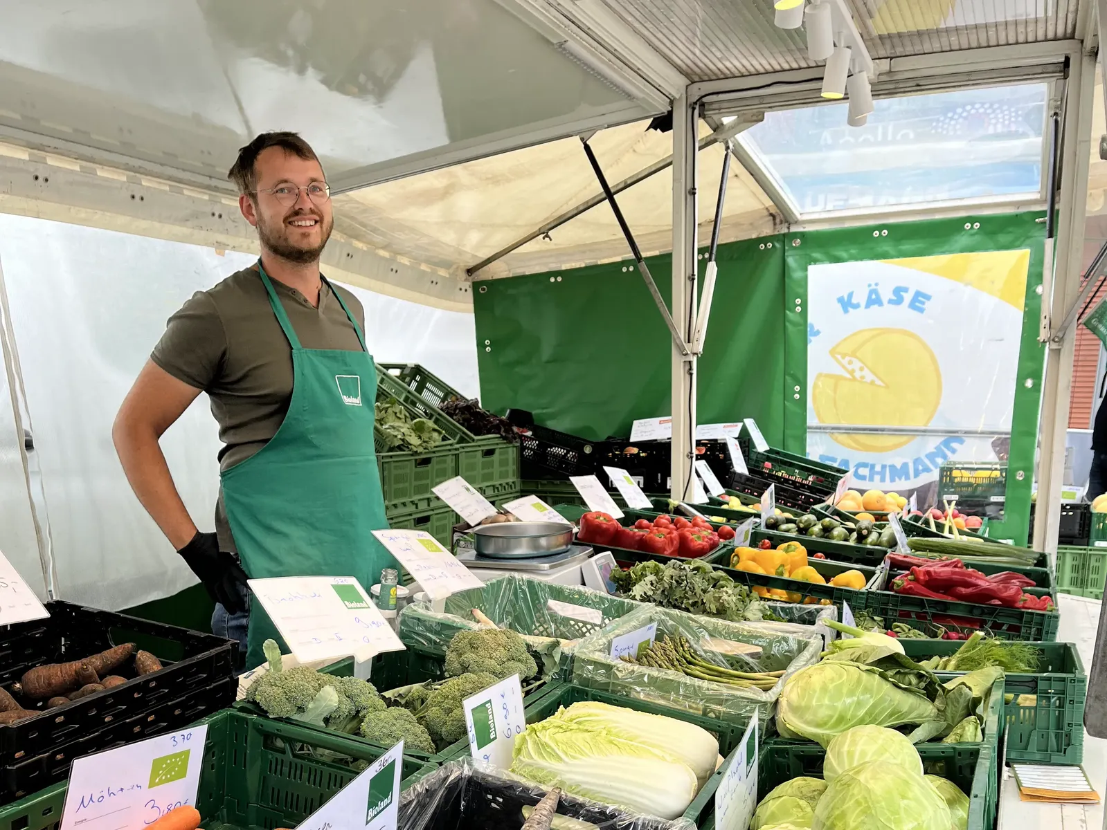 Hjalmar hinter dem Marktstand auf dem Bergedorf Bio-Markt