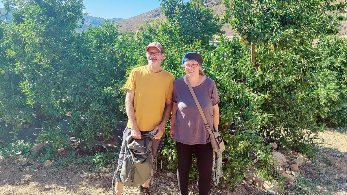 Hedda und Jörg stehen vor Clementinen Bäumen bei CITRUSLANDIA