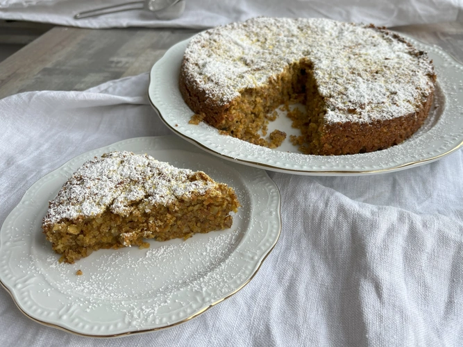 Karottenkuchen mit Puderzucker auf weißen Tellern