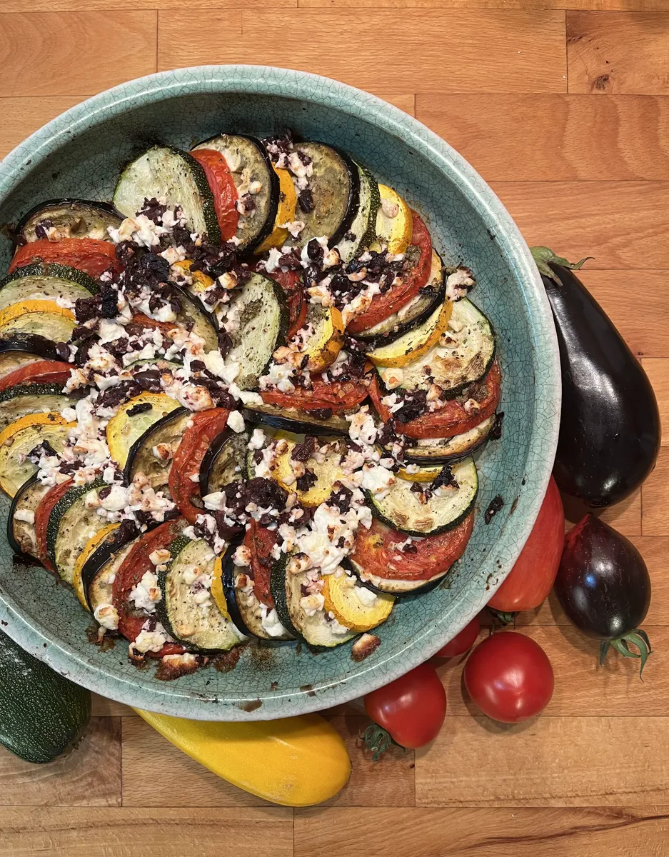 Tomaten, Zucchini und Auberginen in einer Auflaufform mit Feta und Oliven überbacken