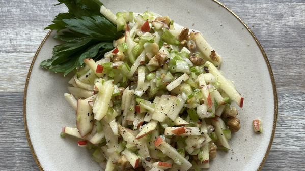 Salat aus Stangensellerie und Apfel