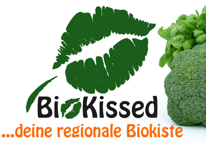grüner Kussmund mit Schriftzug "BioKissed, deine regionale Biokiste" neben Brokkoli, Basilikum, Salat und Baguette