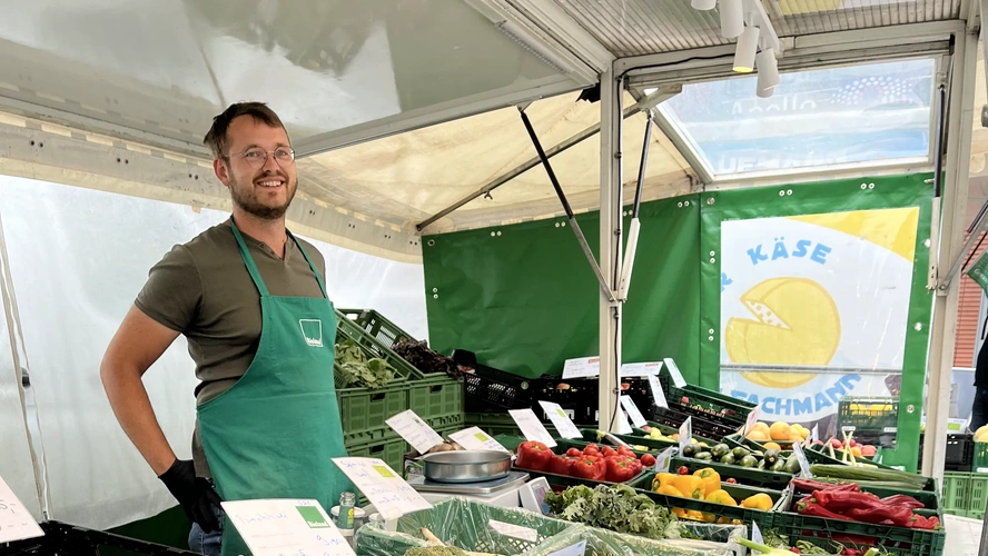 Hjalmar steht hinter unserem Wochenmarkt Stand