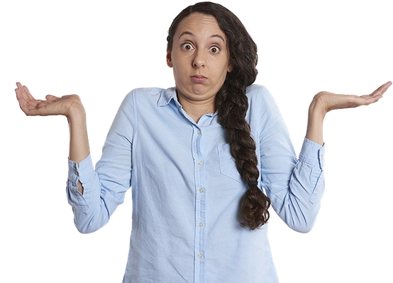 Eine Frau hebt die Schultern und Hände und macht ein fragendes Gesicht