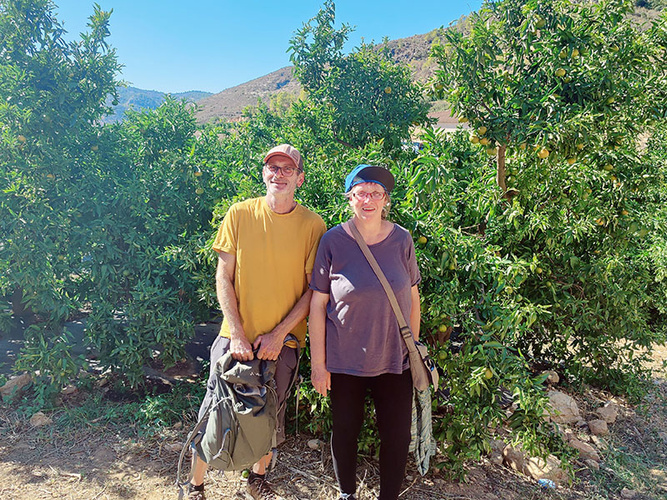 Jörg und Hedda in Südspanien bei Valencia vor Zitrusbäumen in der Sonne