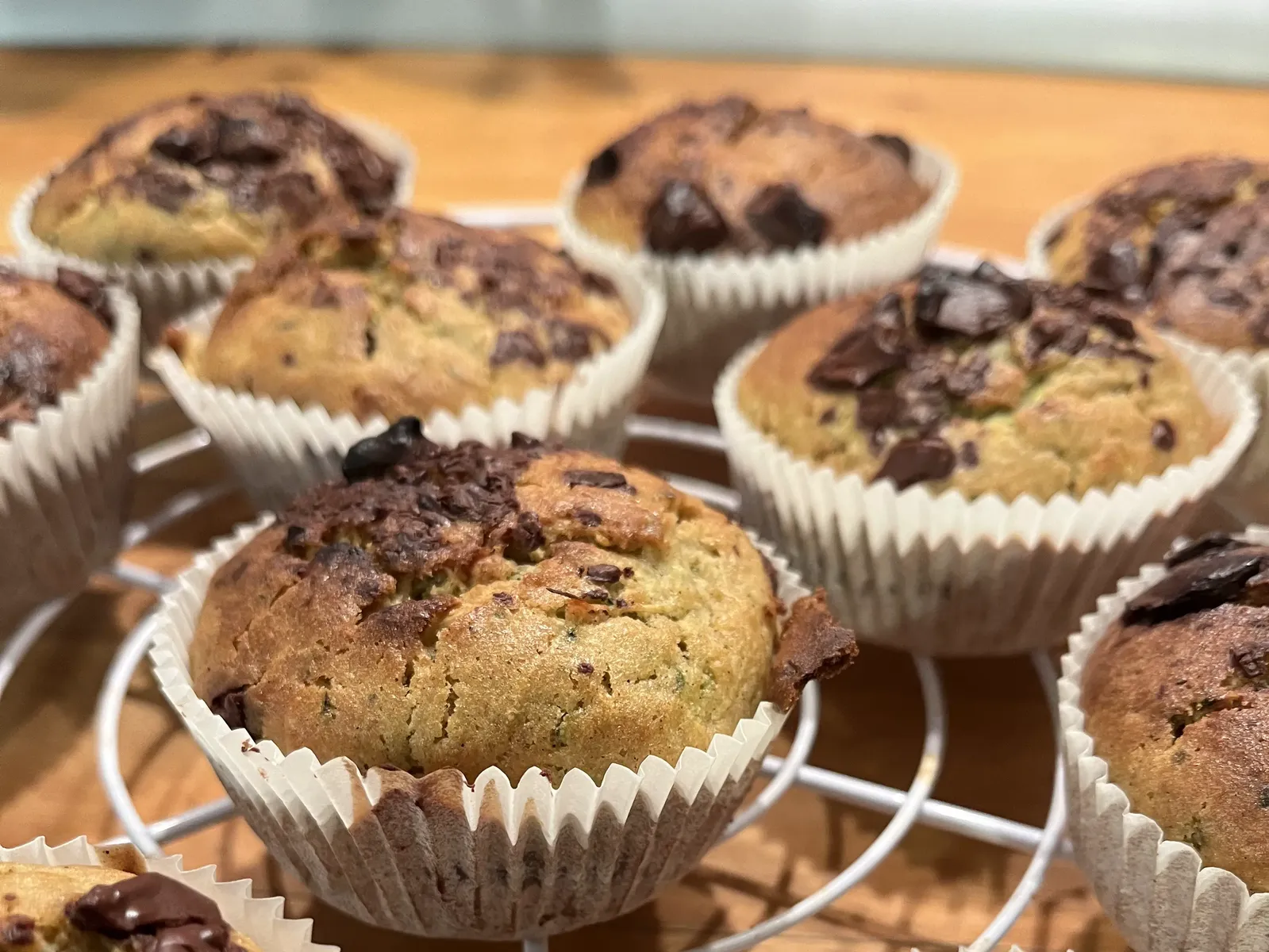 Zucchini Muffins auf weißem Küchenrost