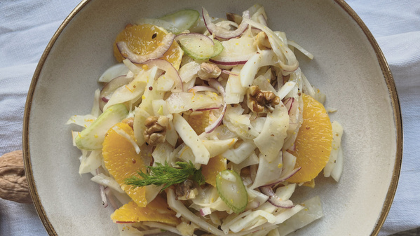 Fenchel-Orangen-Salat auf Keramikteller