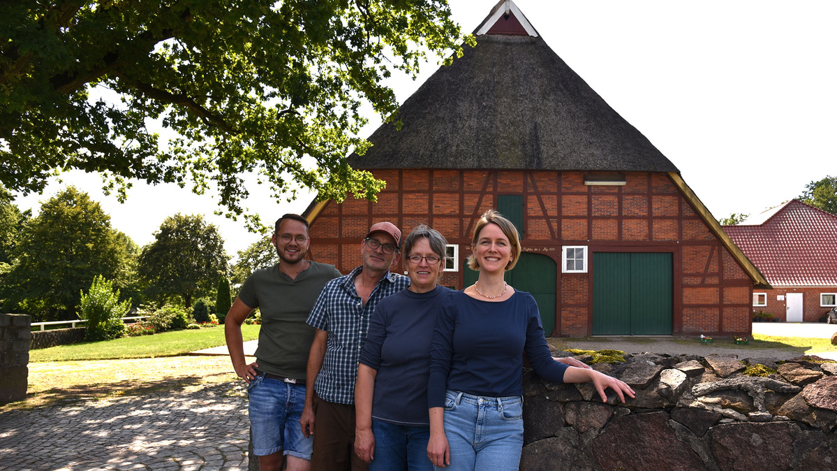 Hjalmar Emmert, Jörg Emmert, Hedda Emmert und Hjördis Chmielewski vor einem alten mit Reet gedeckten Bauernhaus