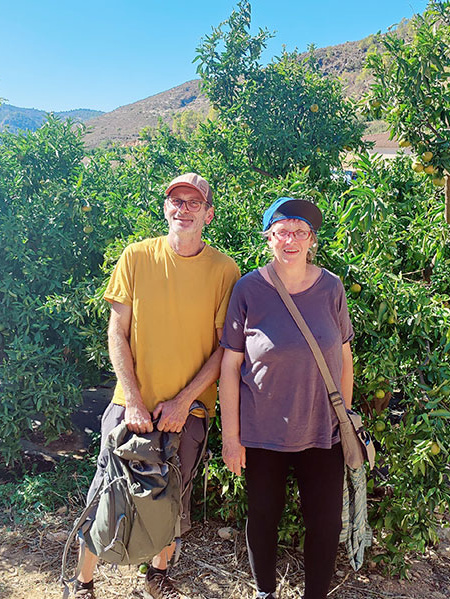 Jörg und Hedda vor einem Clementinenbaum 
