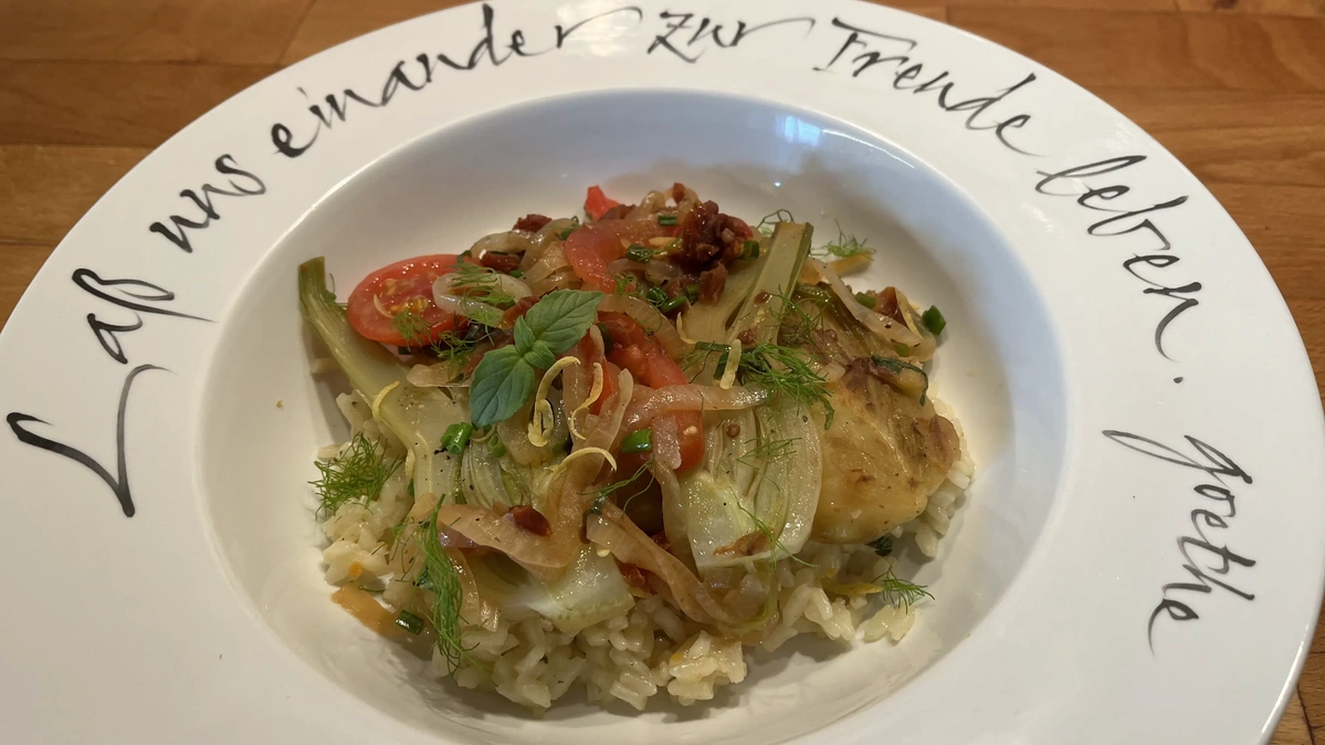 mediterranes Fenchelgemüse mit Tomaten und Basilikum auf Risotto 