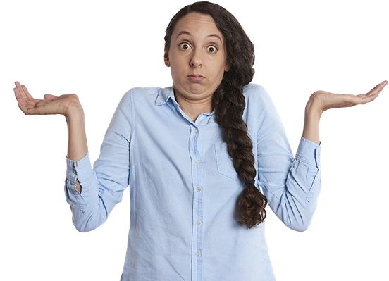 Eine Frau hebt die Schultern und Hände und macht ein fragendes Gesicht