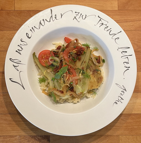 mediterranes Fenchelgemüse mit Tomaten und Basilikum auf Risotto 