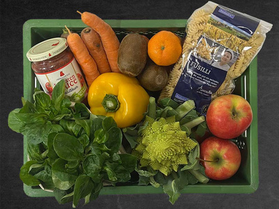 Eine Kiste mit verschiedenen Lebensmitteln: Gemüse, Obst, Pasta und Tomatensauce. Text: "FUSILLI"