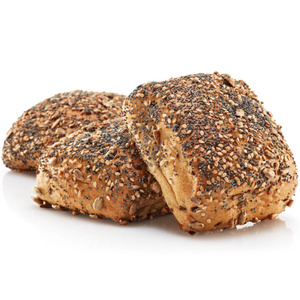 Drei Körnerbrötchen mit verschiedenen Samen auf der Oberseite.