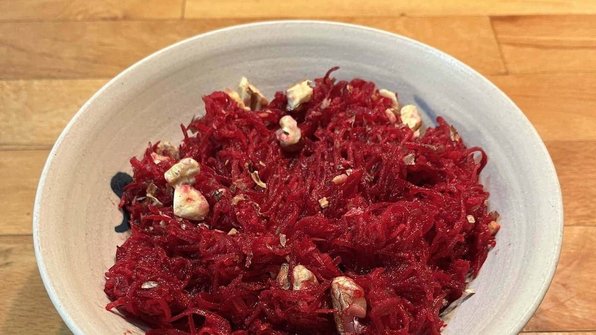 Rote Bete Salat mit Walnüssen in weißer Schale