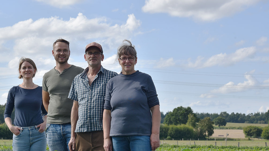 Hjördis, Hjalmar, Jörg und Hedda bei uns im Garten