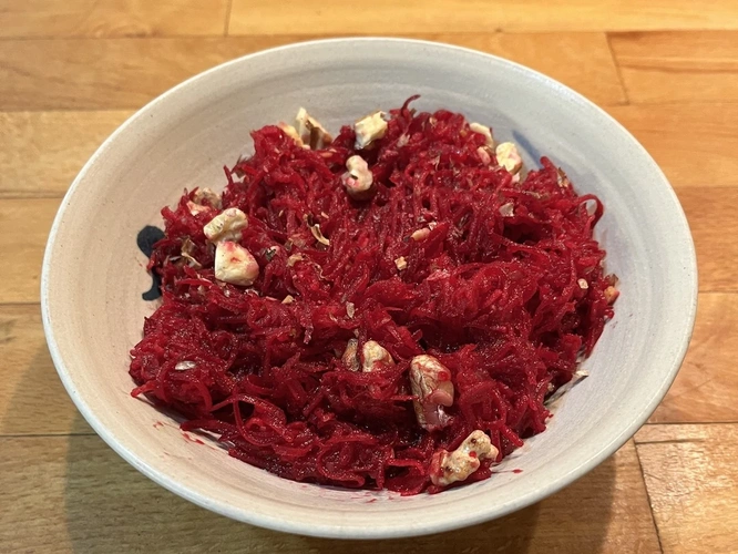 Rote Bete Salat mit Walnüssen in weißer Schale
