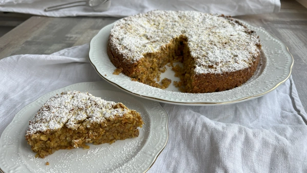 Karottenkuchen mit Puderzucker auf weißen Tellern