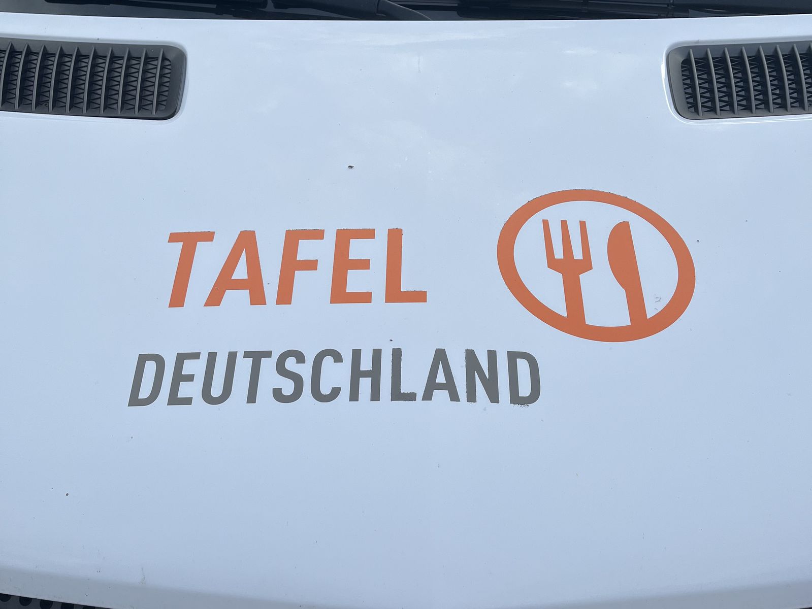 Logo von der Tafel Deutschland auf weißem Sprinter