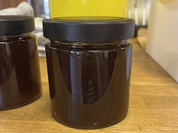 dunkler Sommerhonig im 500g Glas mit schwarzem Deckel