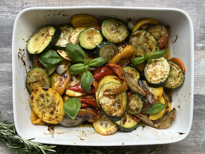 Antipasti aus Zucchini, Paprika und Schalotten