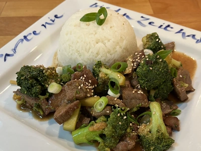 Ein Gericht mit Rindfleisch, Brokkoli und Reis. Text: "Warte nie bis du Zeit hast".