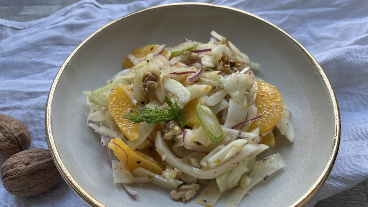 Fenchel-Orangen-Salat auf Keramikteller