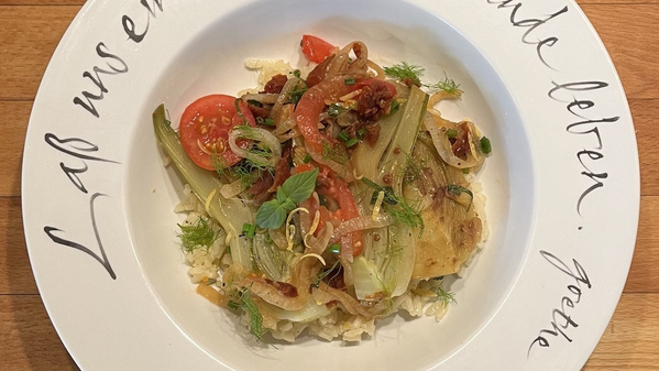 Mediterranes Fenchelgemüse mit Tomaten und Basilikum