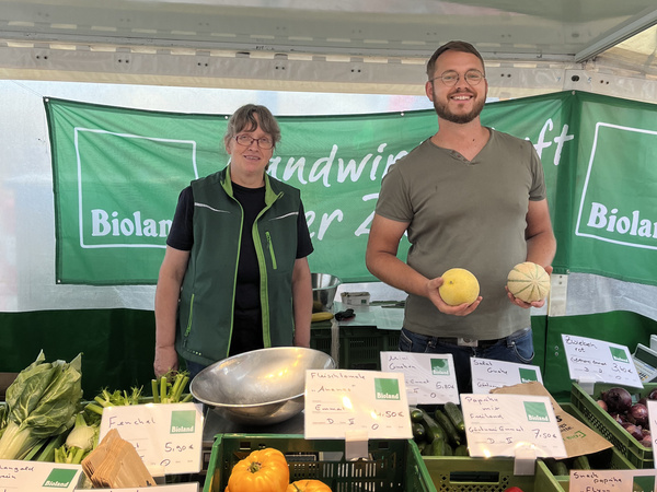 Hedda und Hjalmar auf dem Wochenmarkt