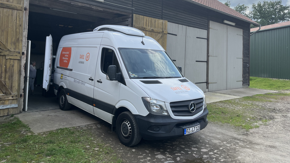 weißer Mercedes Sprinter von der Tafel Deutschland vor einer Scheune