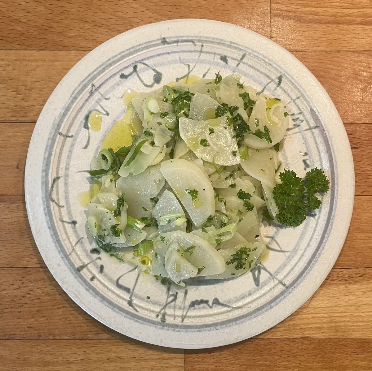 Gegarte Mairübchen mit Lauchzwiebeln und Petersilie 