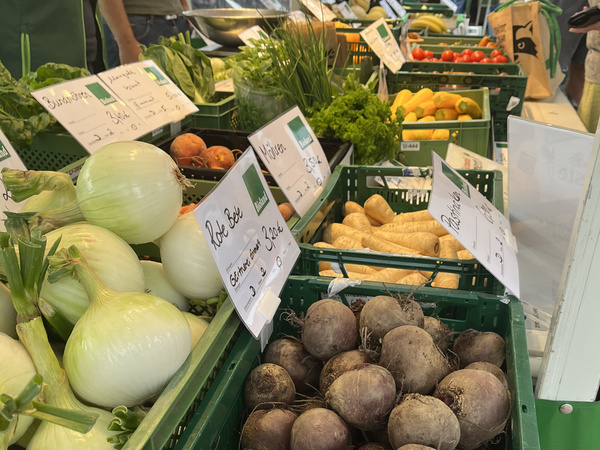 Gemüseauslage eines Wochenmarktstandes