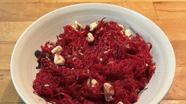 Salat aus Rote Bete und Apfel mit Walnüssen