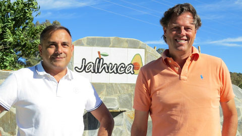 KI generiert: Das Bild zeigt zwei Männer, die vor einem Schild mit der Aufschrift "Jalhuca" stehen. Sie sind bei schönem Wetter im Freien fotografiert worden.