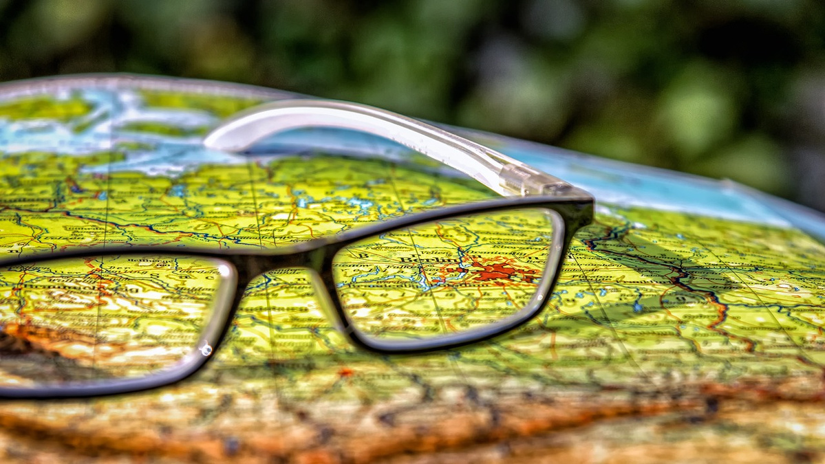 Landkarte mit Brille als Darstellung einer Suche zum Liefergebiet