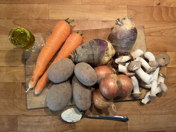 Möhren, Steckrüben, Kartoffeln, Zwiebeln, Pilze und Gewürze