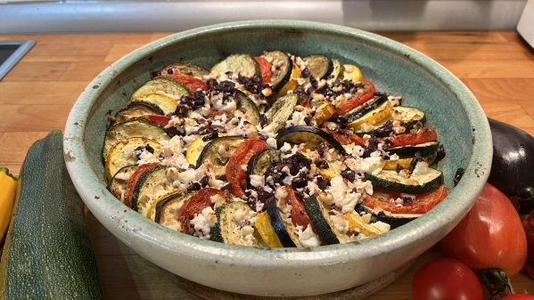 Auberginen-Zucchini-Tomaten-Gratin mit Feta und schwarzen Oliven überbacken