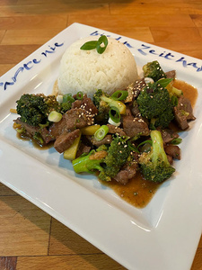 Ein Gericht mit Rindfleisch, Brokkoli und Reis. Text: "Warte nie bis du Zeit hast".