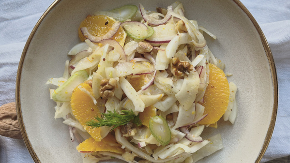 Fenchel-Orangen-Salat auf Keramikteller