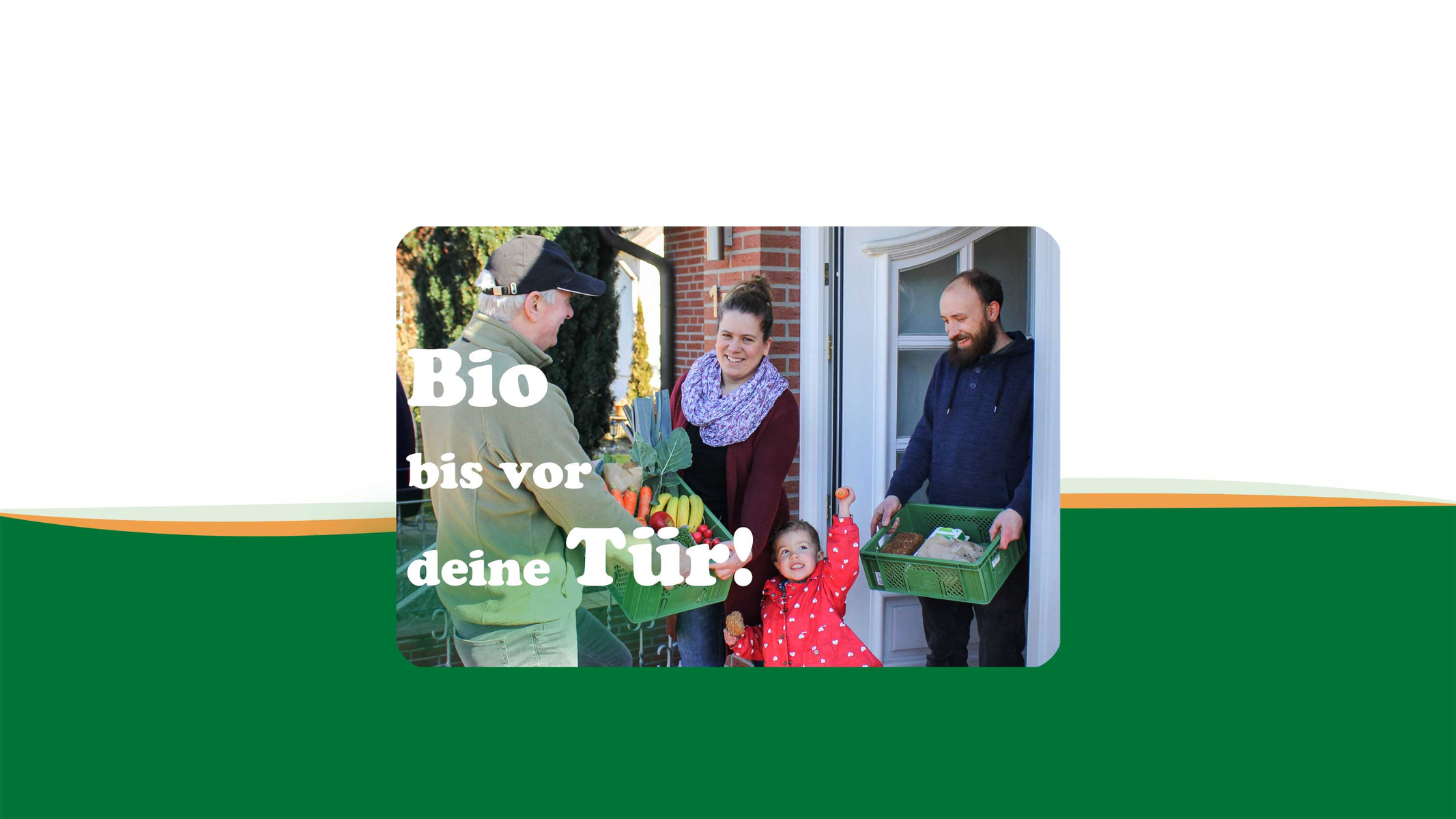 KI generiert: Das Bild zeigt einen Mann, der einer Familie an der Haustür eine Kiste mit Bio-Lebensmitteln überreicht. Daneben steht der Text „Bio bis vor die Tür!“.