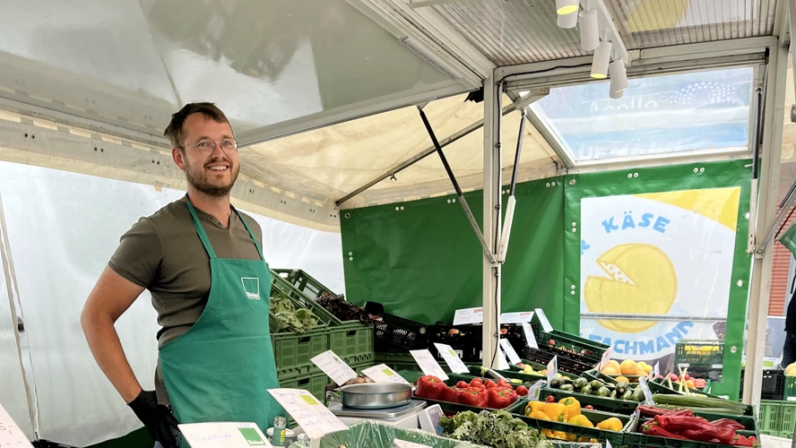 Hjalmar steht hinter unserem Wochenmarkt Stand