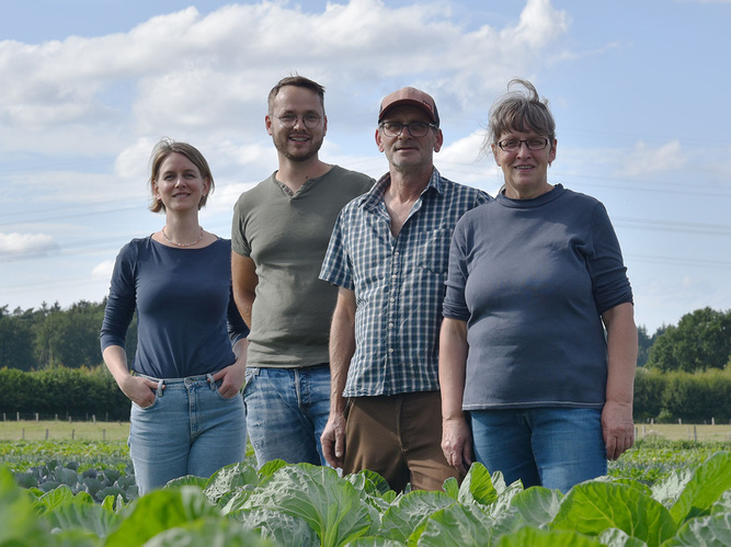 Hjördis, Hjalmar, Jörg & Hedda im Biogarten